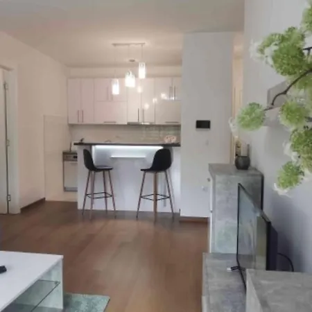 Square Apartment *